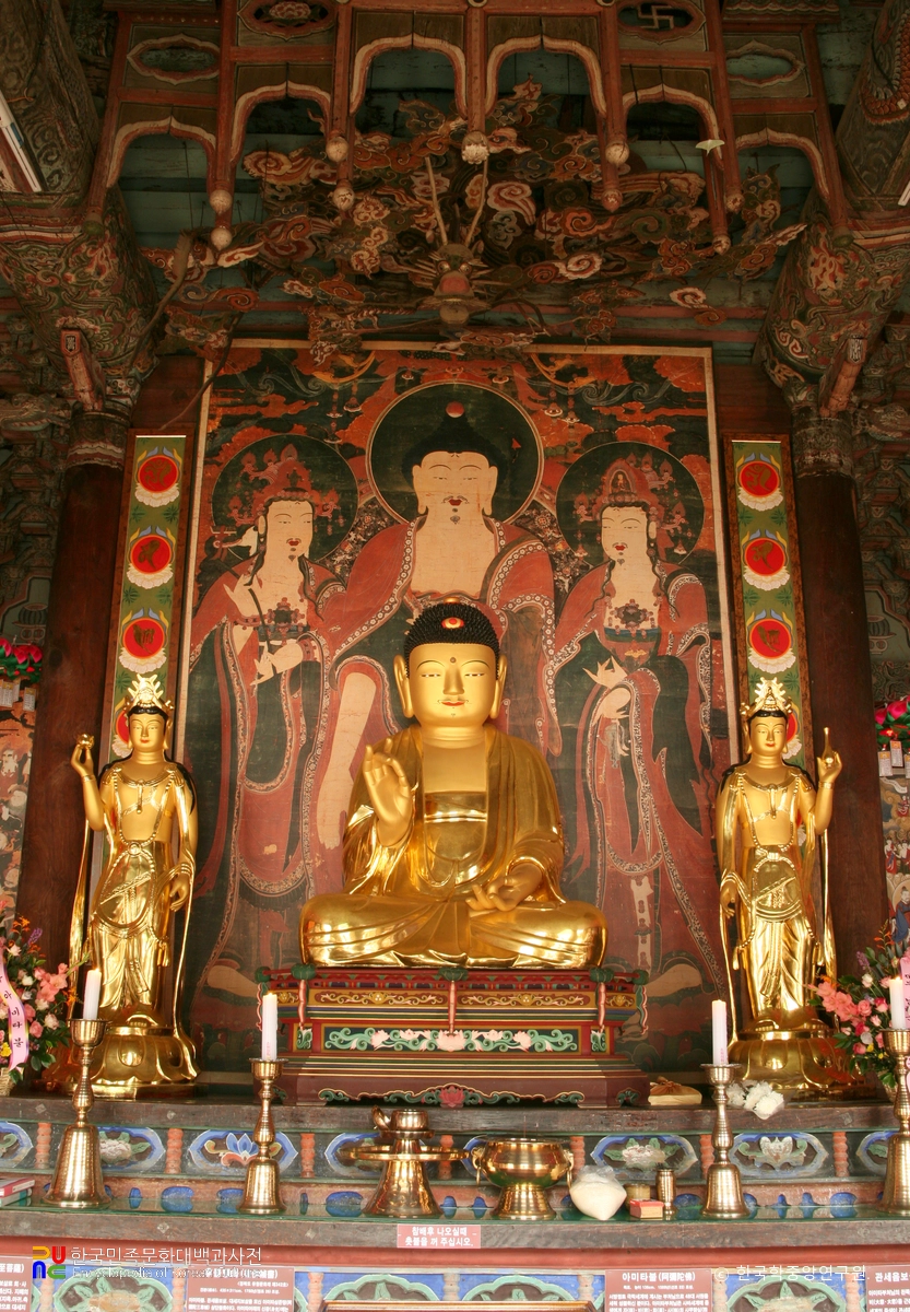 영천 은해사 대웅전 삼존불상