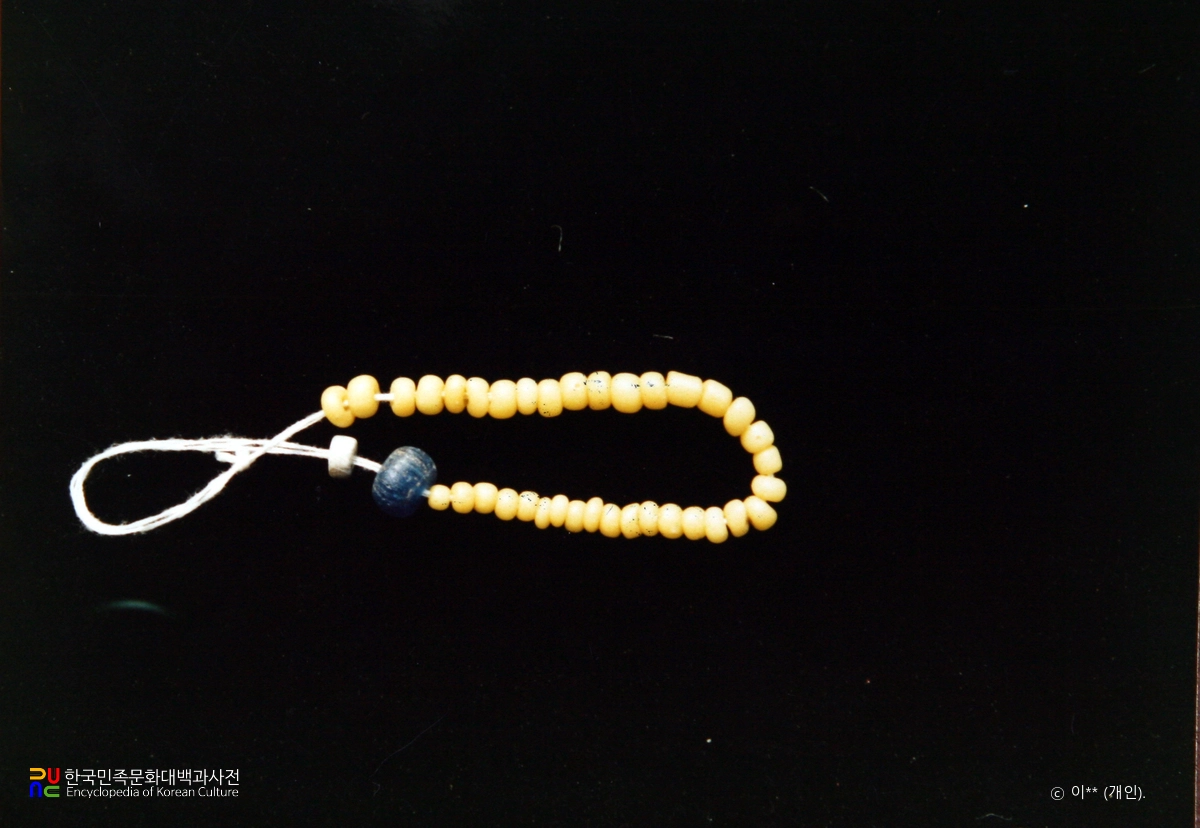 장성 영천리 고분 출토 옥목걸이