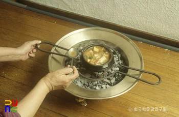 된장찌개 끓이는 장면