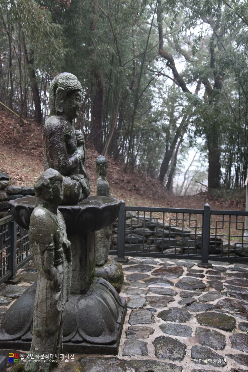 합천 죽고리 삼존석불 좌측면