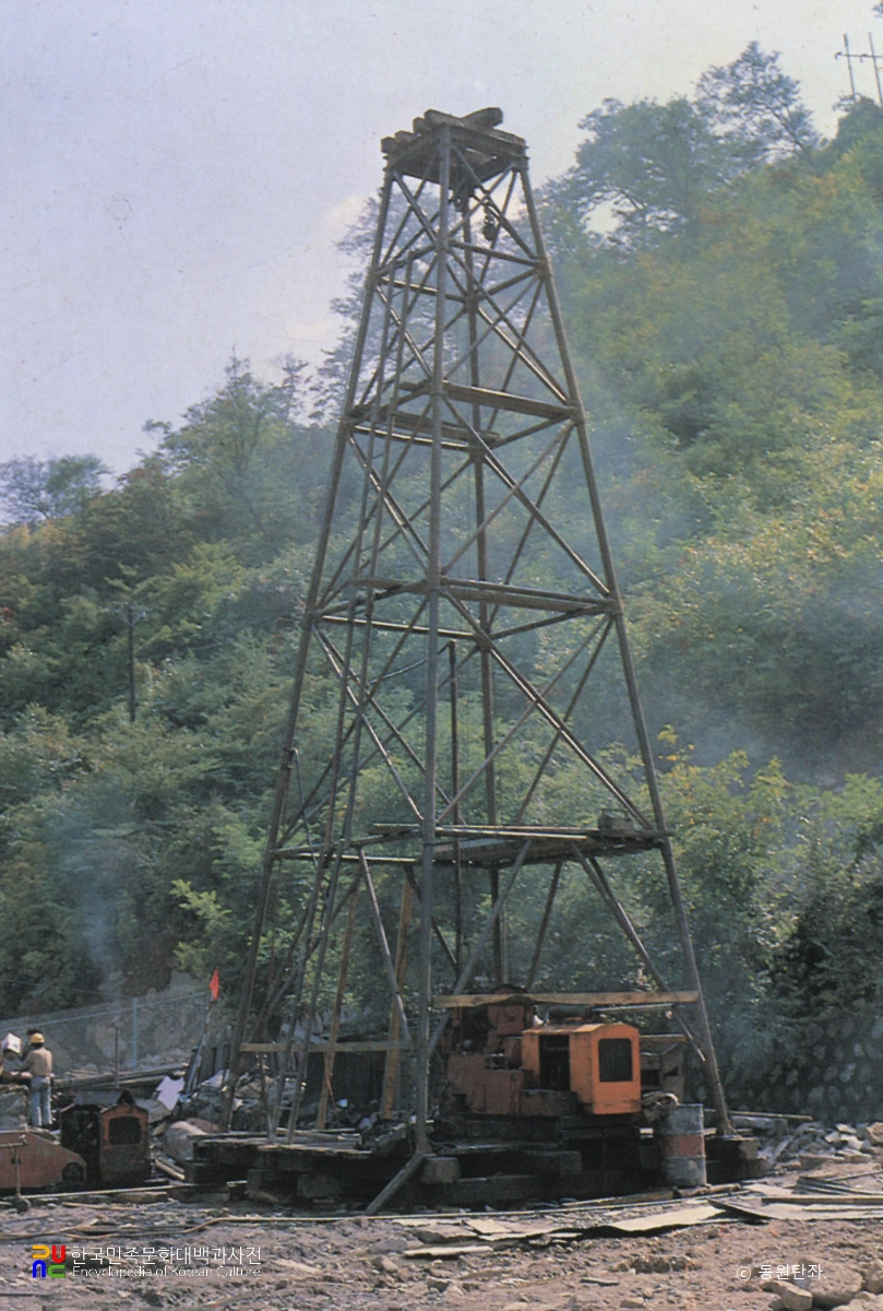 탄전 수직시추 / 채광
