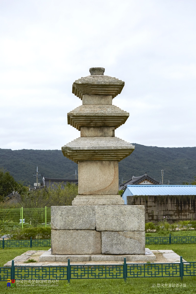 경주 남산동 동서삼층석탑 중 동삼층석탑 후면