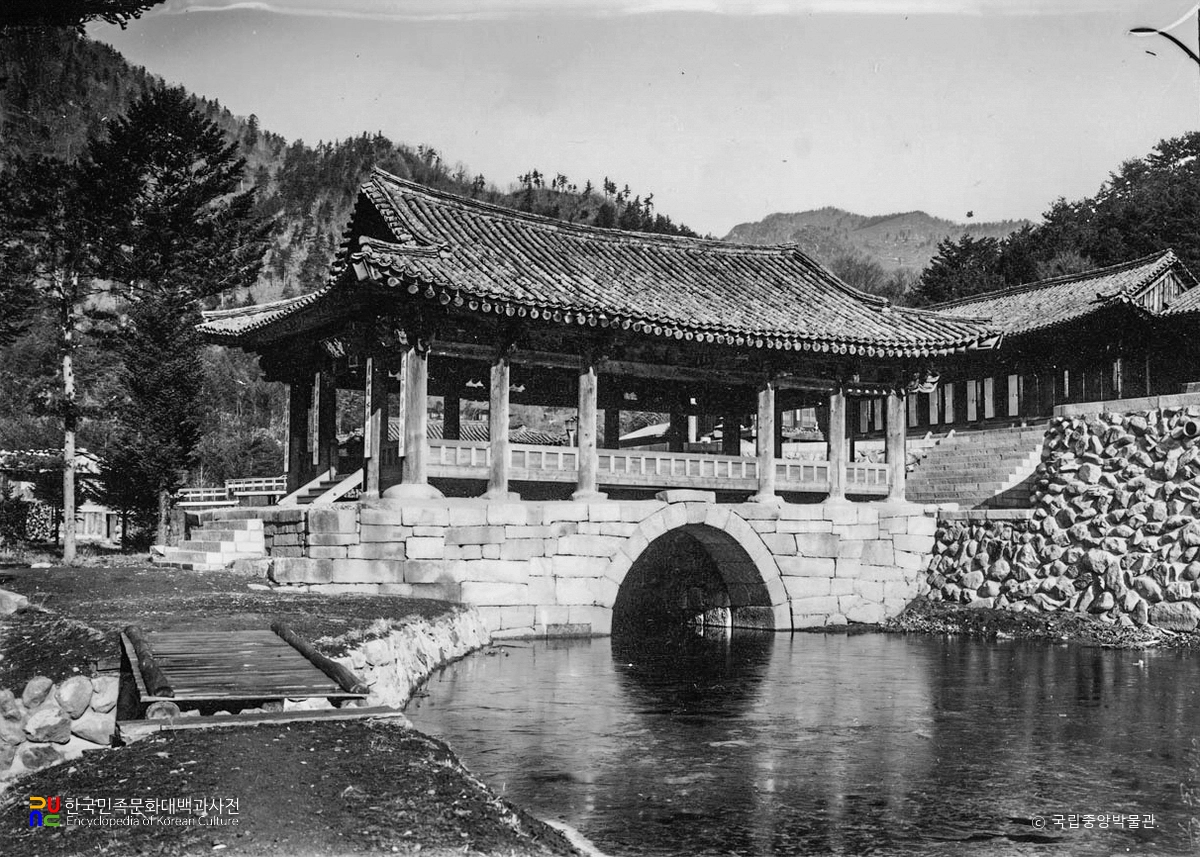 강원 고성 유점사 중 산영루 좌측면