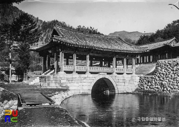 강원 고성 유점사 중 산영루 좌측면