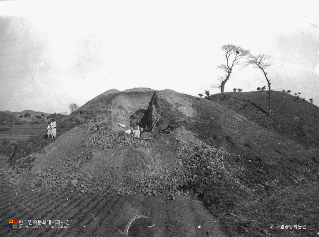 경주 대릉원 일원 중 황남동 145호 고분 남면 발굴 모습