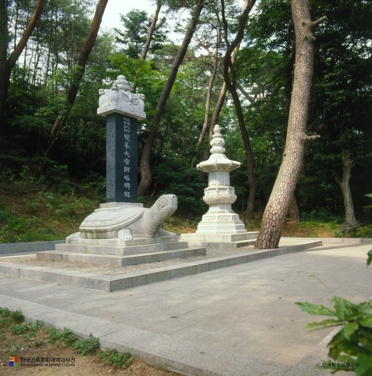 양산 통도사 중 경봉선사 부도 및 비 우측면