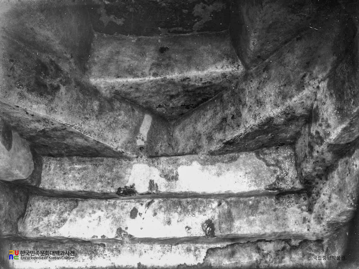 평안남도 대동군 토포리 남총 현실 천정고임부