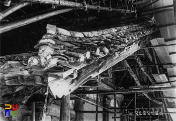 예산 수덕사 대웅전 측면 지붕