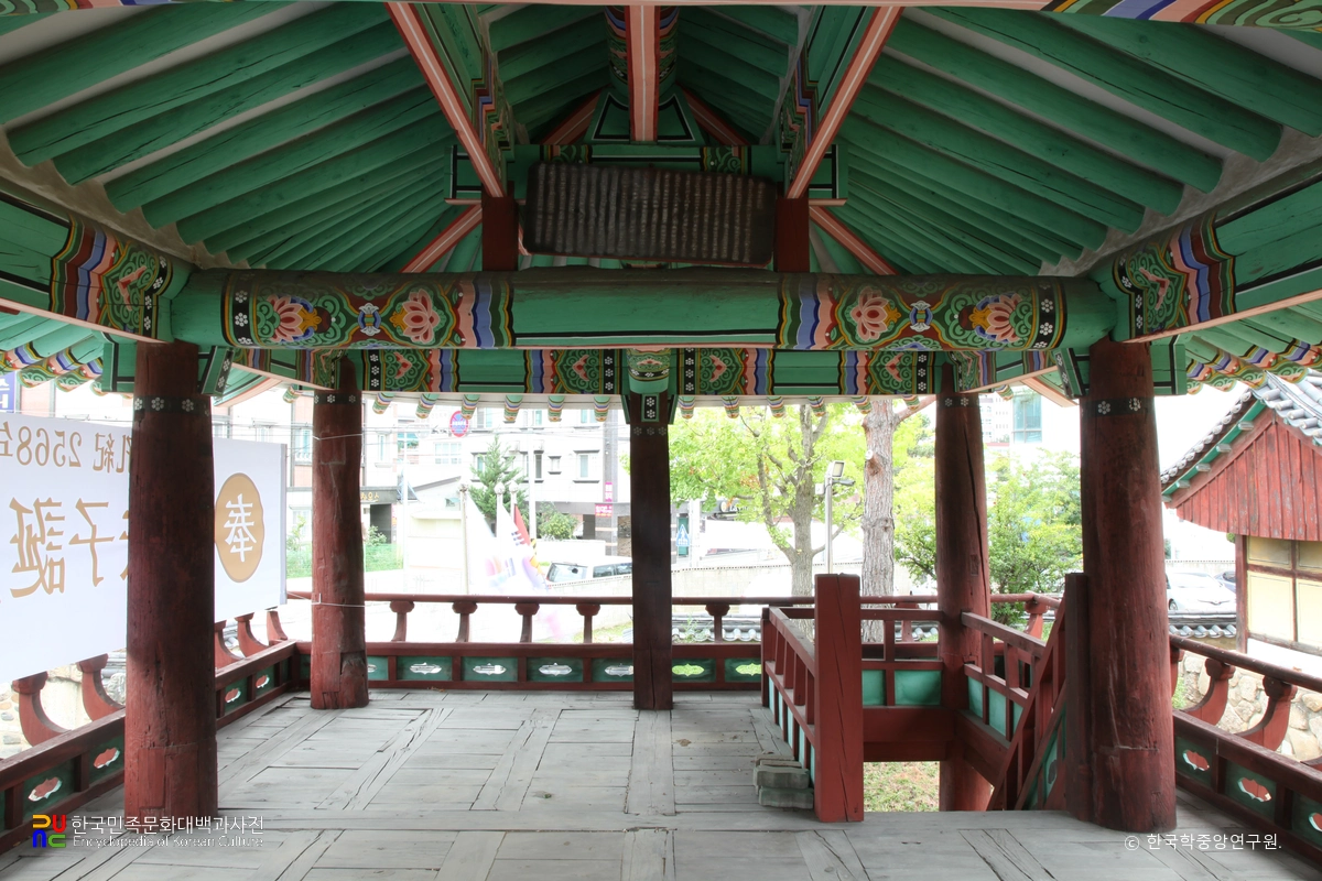 양산향교 외삼문 내부