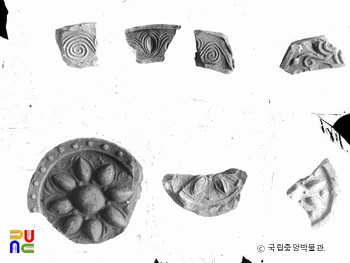 평안남도 평양 안학궁지 출토 각종 와편