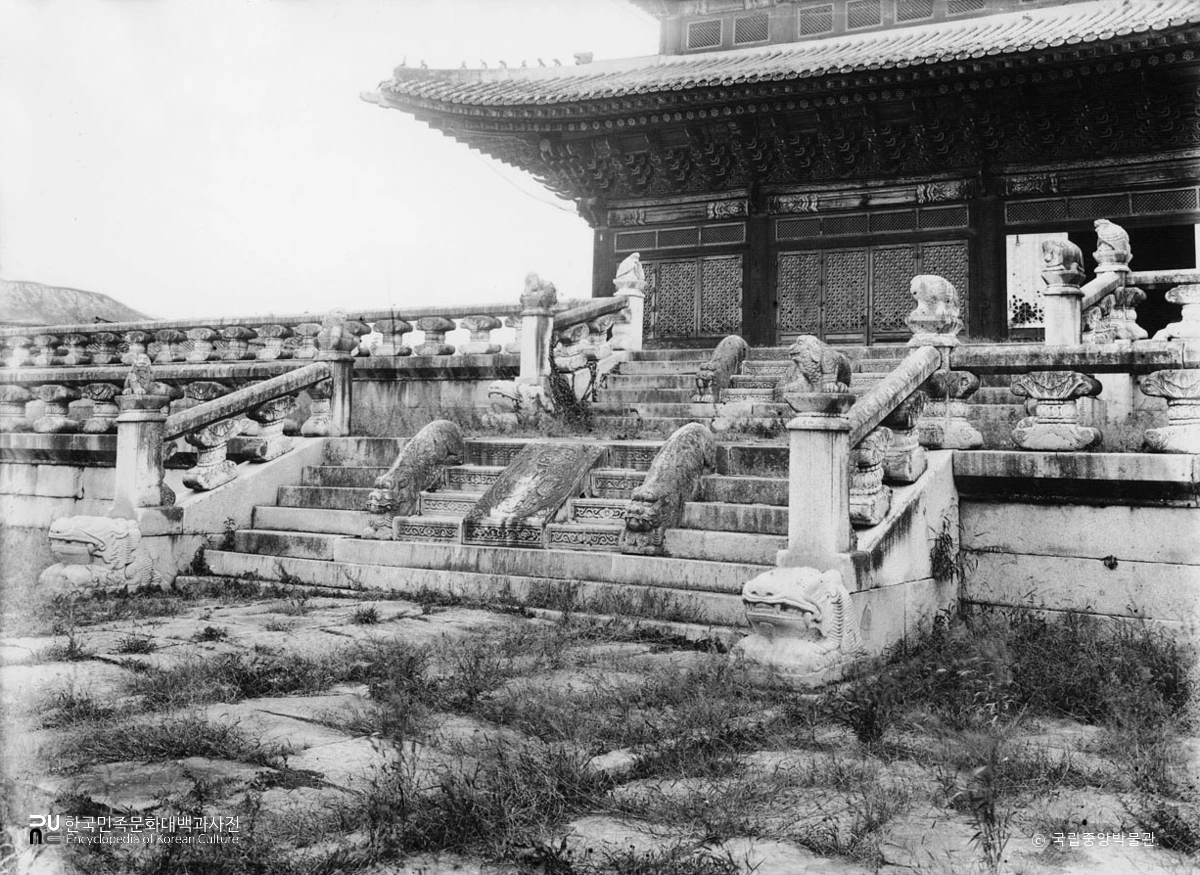 서울 경복궁 근정전 어계 정측면