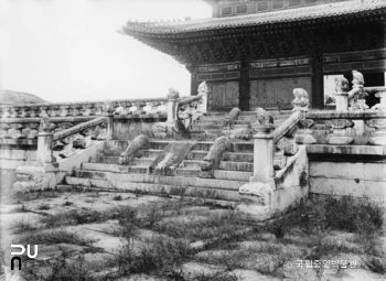 서울 경복궁 근정전 어계 정측면