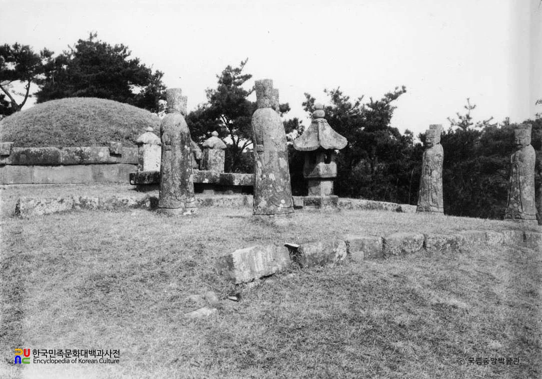 음성 권근 삼대 묘소 및 신도비 중 권근 묘 전경