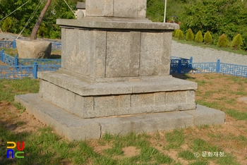 영광 신천리 삼층석탑의 기단