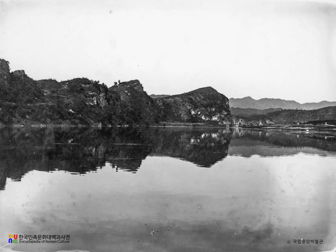 평남 성천 대동강에서 본 흘골산성