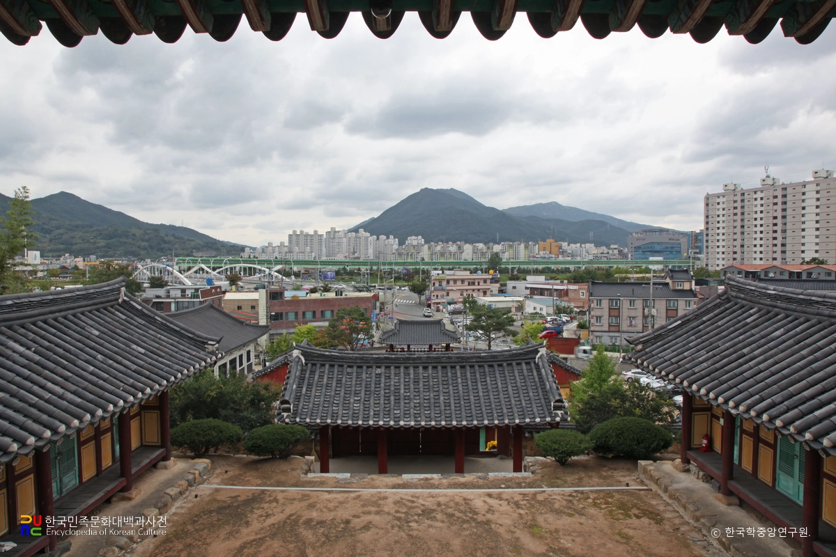 양산 양산향교의 대성전에서 내려다본 모습