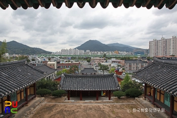 양산 양산향교의 대성전에서 내려다본 모습