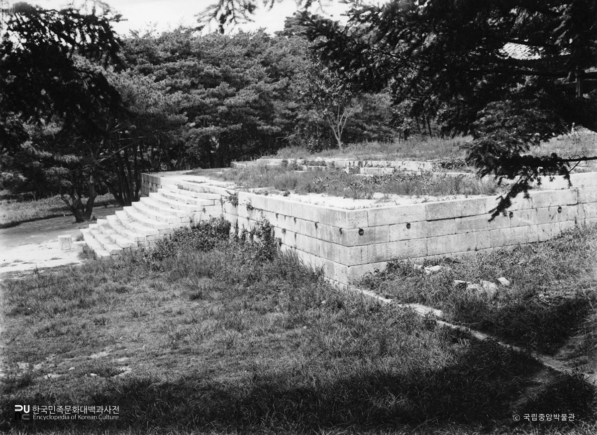 서울 경복궁 중 융문당 계단과 월대 정측면
