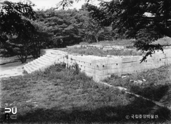 서울 경복궁 중 융문당 계단과 월대 정측면