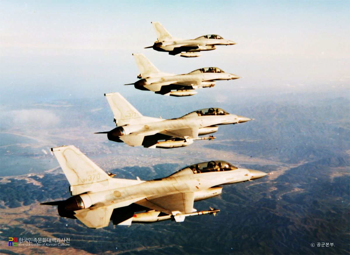 영공 초계임무를 수행하는 F-16편대