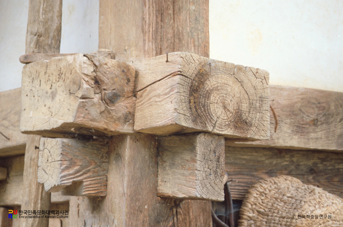 속초 김종우 가옥 기둥