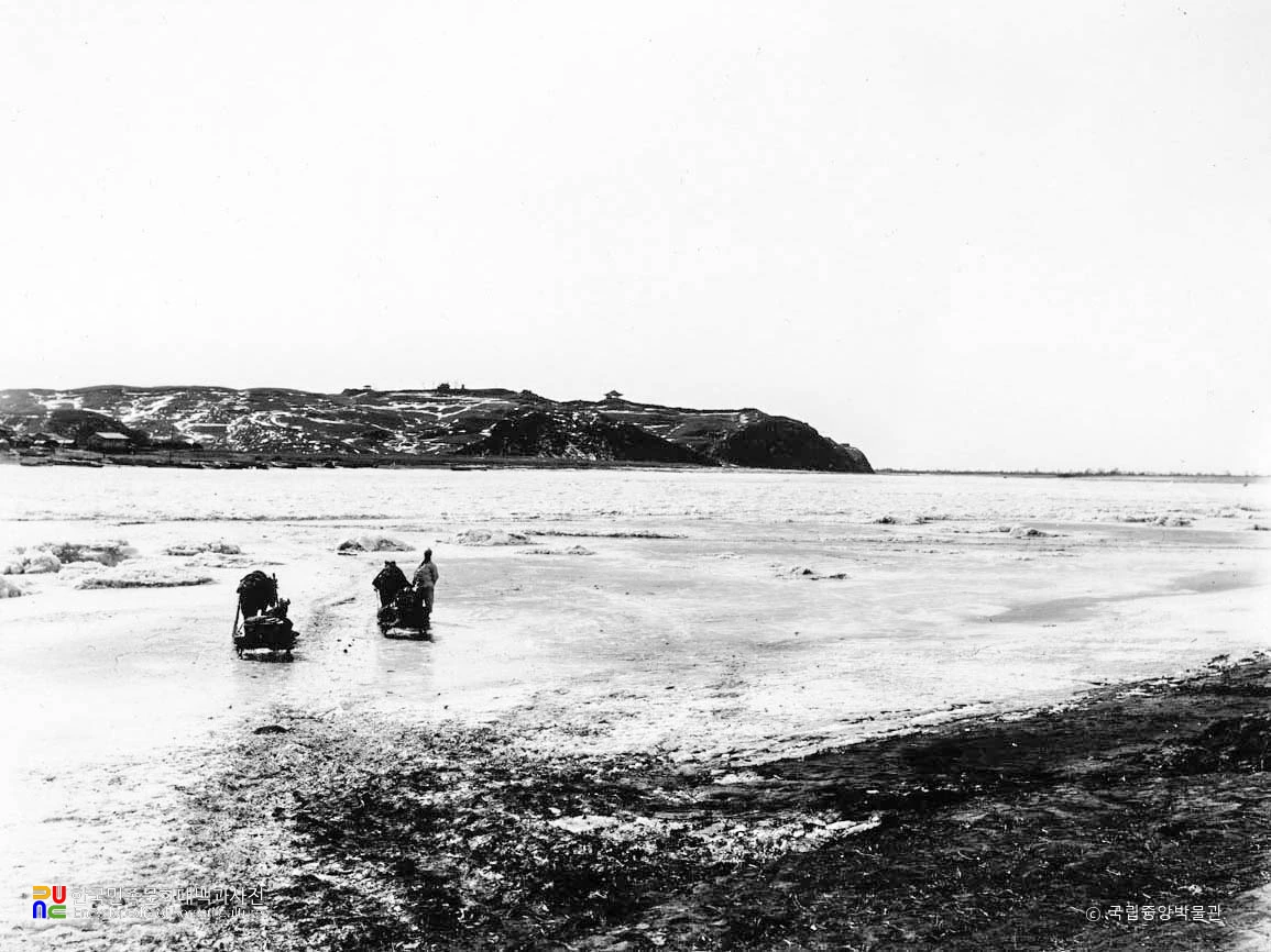 평북 초산에서 본 의주읍성과 통군정