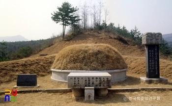 가평 이방실 장군 묘 정면