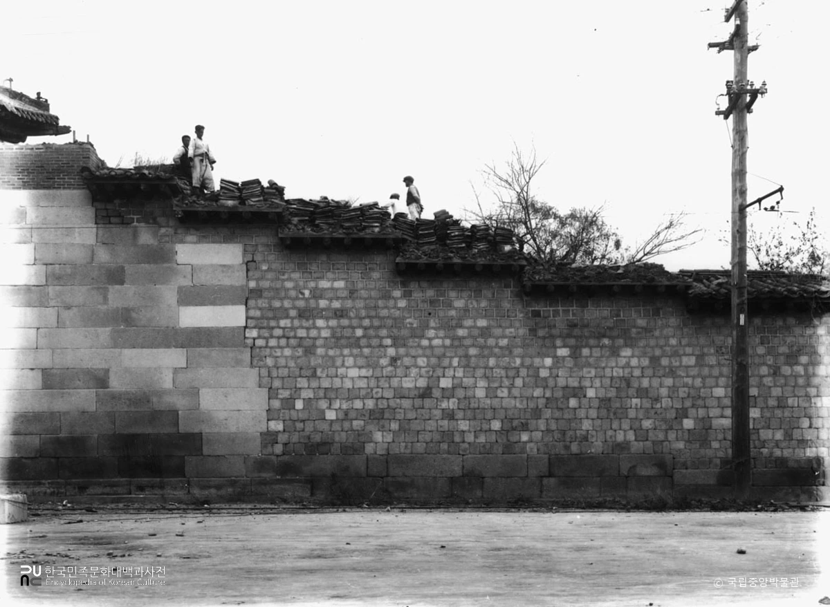 서울 경복궁 중 영추문 좌측 성벽