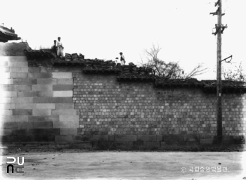 서울 경복궁 중 영추문 좌측 성벽