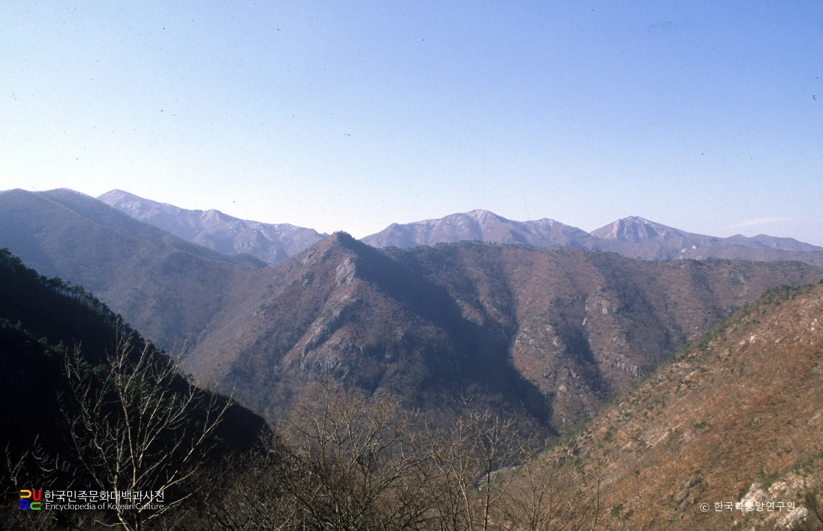 사리암에서 본 운문산