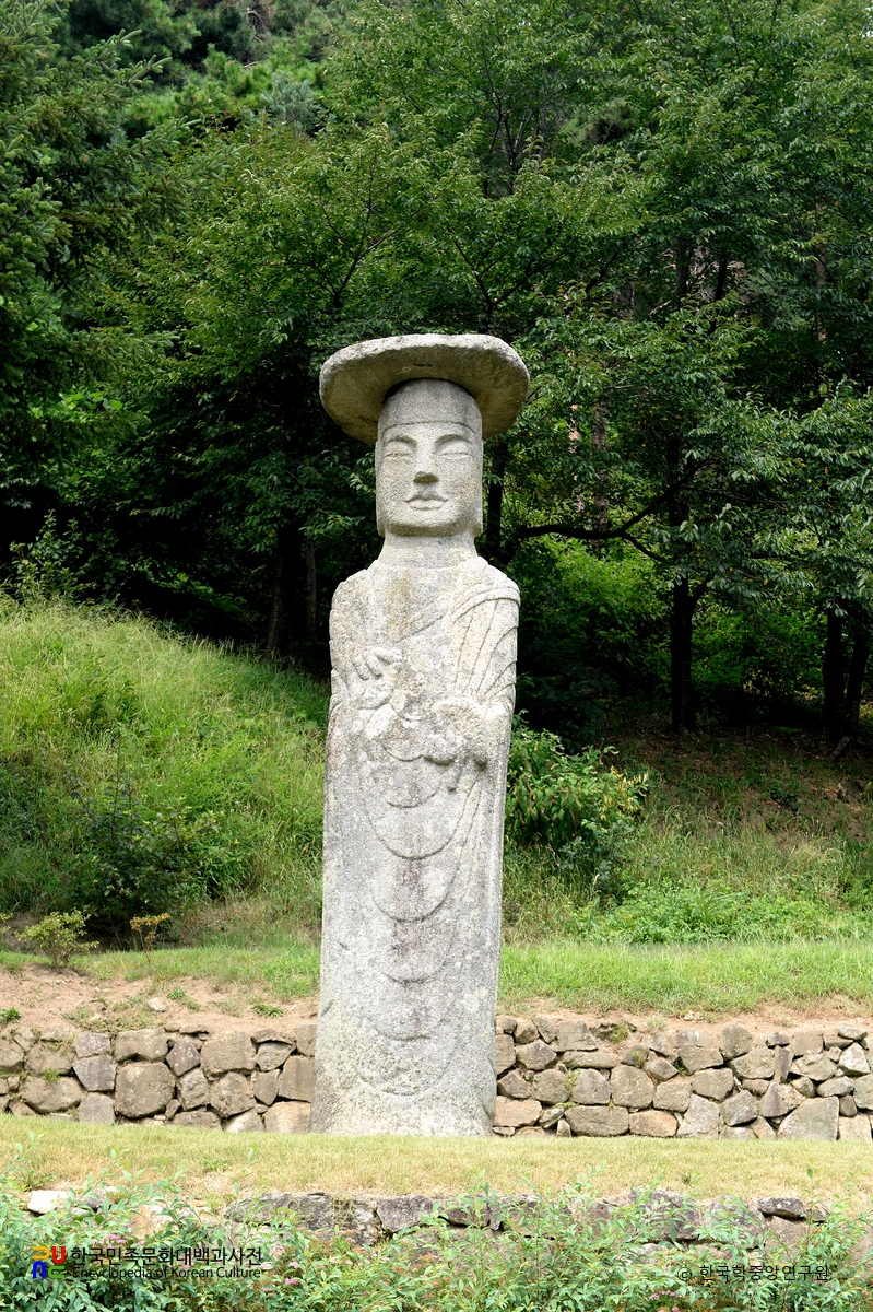 안성 기솔리 석불입상 남미륵(오른쪽)