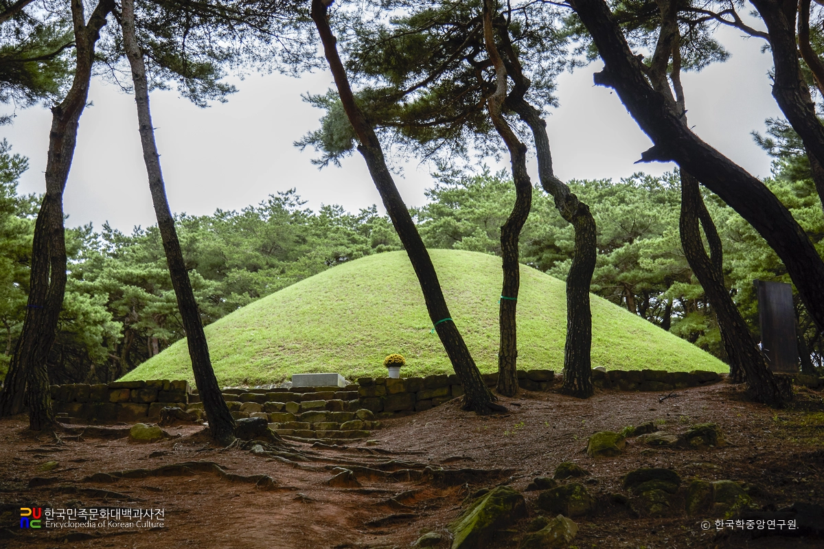 경주 신라 선덕여왕릉 정면