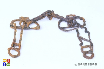 동래 복천동 고분군 출토 말재갈