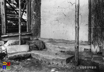 예산 수덕사 대웅전 벽면