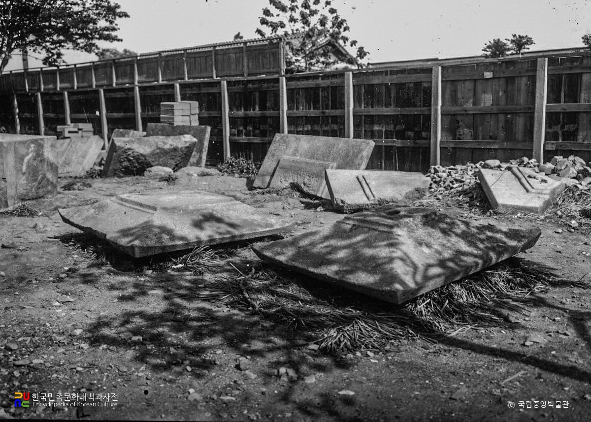 산청 범학리 삼층석탑 해체 상태