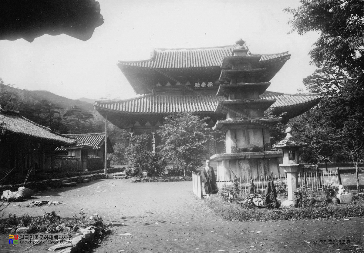 부여 무량사 극락전과 오층석탑 전경