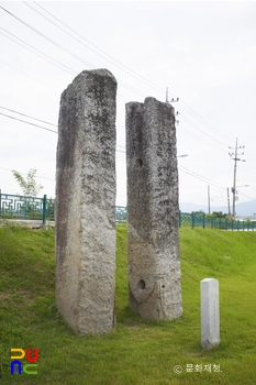 남원 만복사지 당간지주의 좌측면