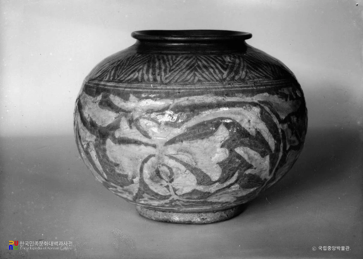분청사기 박지 모란당초문 항아리