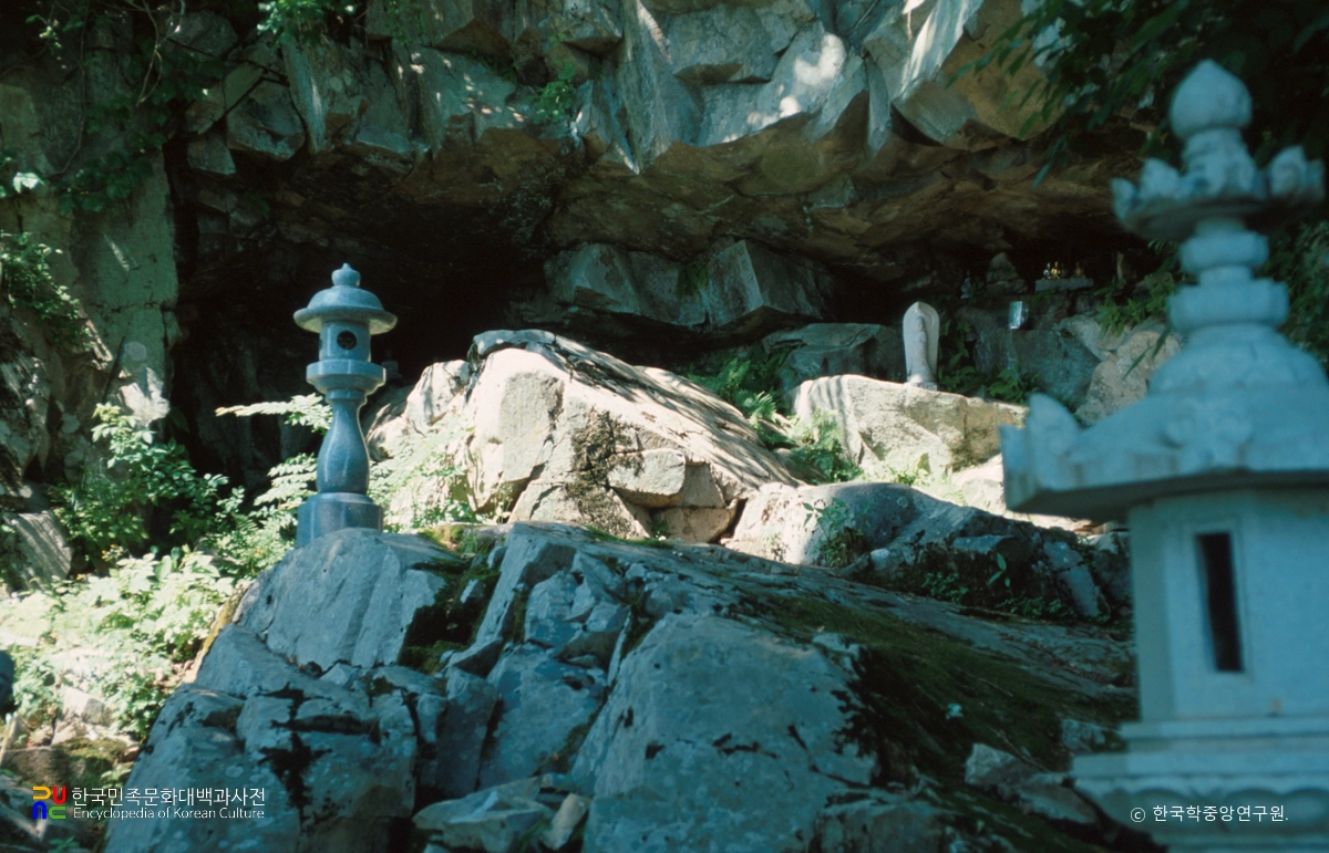 음성 가섭사 석조미륵불 뒤편 석굴과 제단