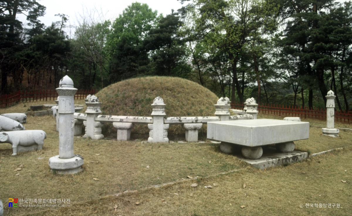 구리 동구릉 중 조선 경종과 단의왕후 혜릉 능침 정측면