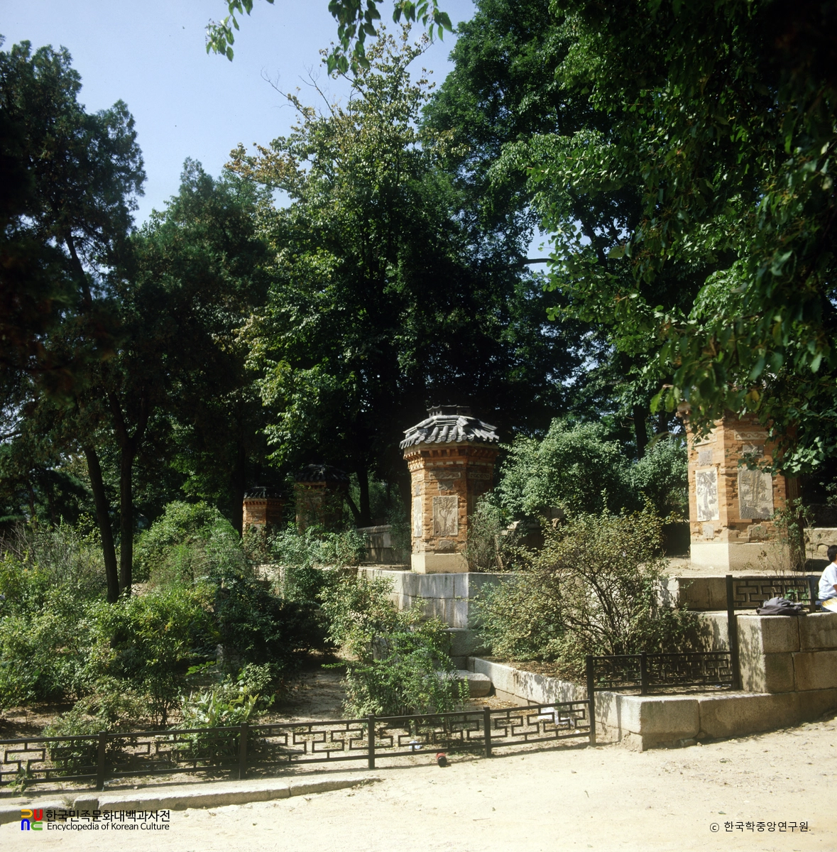 서울 경복궁 아미산 굴뚝 좌측면