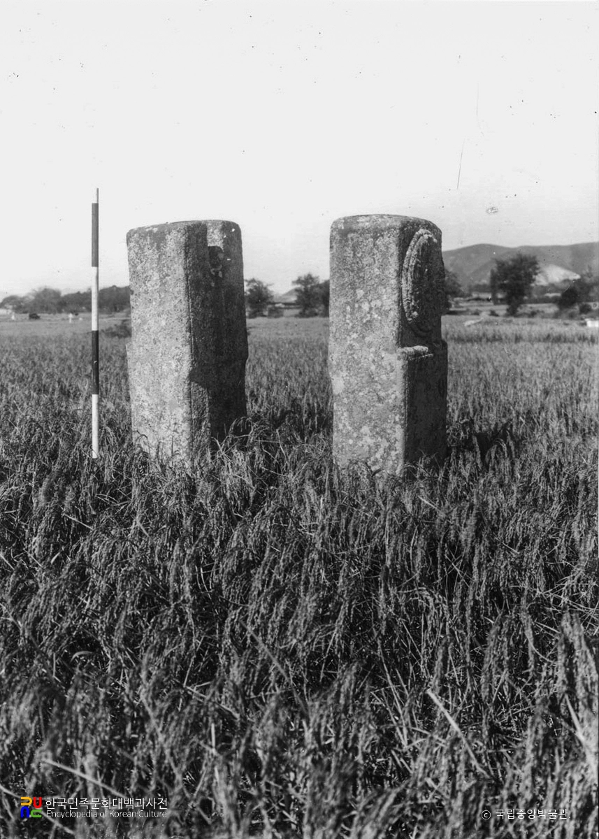 경주 보문사지 연화문 당간지주 정면