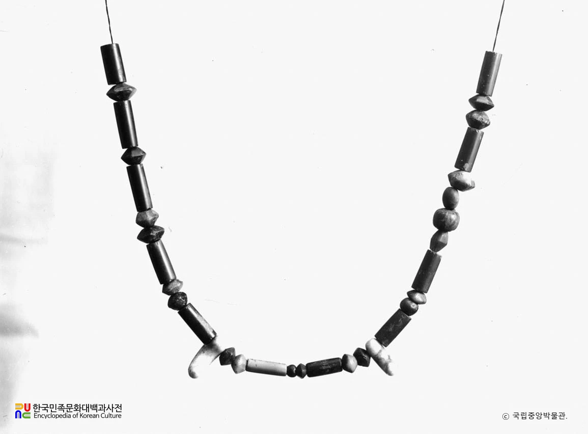 경북 경주 노서리 215번지 고분 관옥 절자옥 등