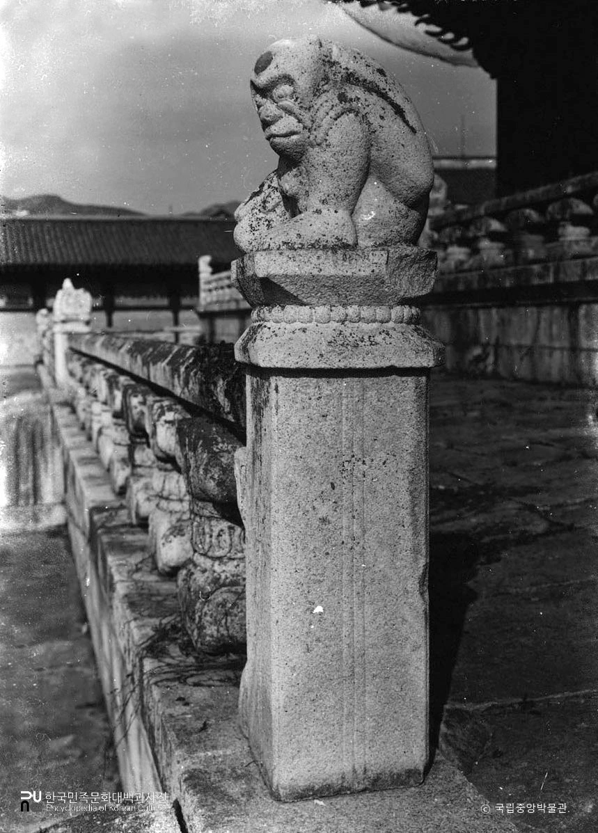 서울 경복궁 근정전 하월대 십이지신상 중 원숭이상 좌측면