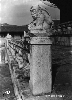 서울 경복궁 근정전 하월대 십이지신상 중 원숭이상 좌측면