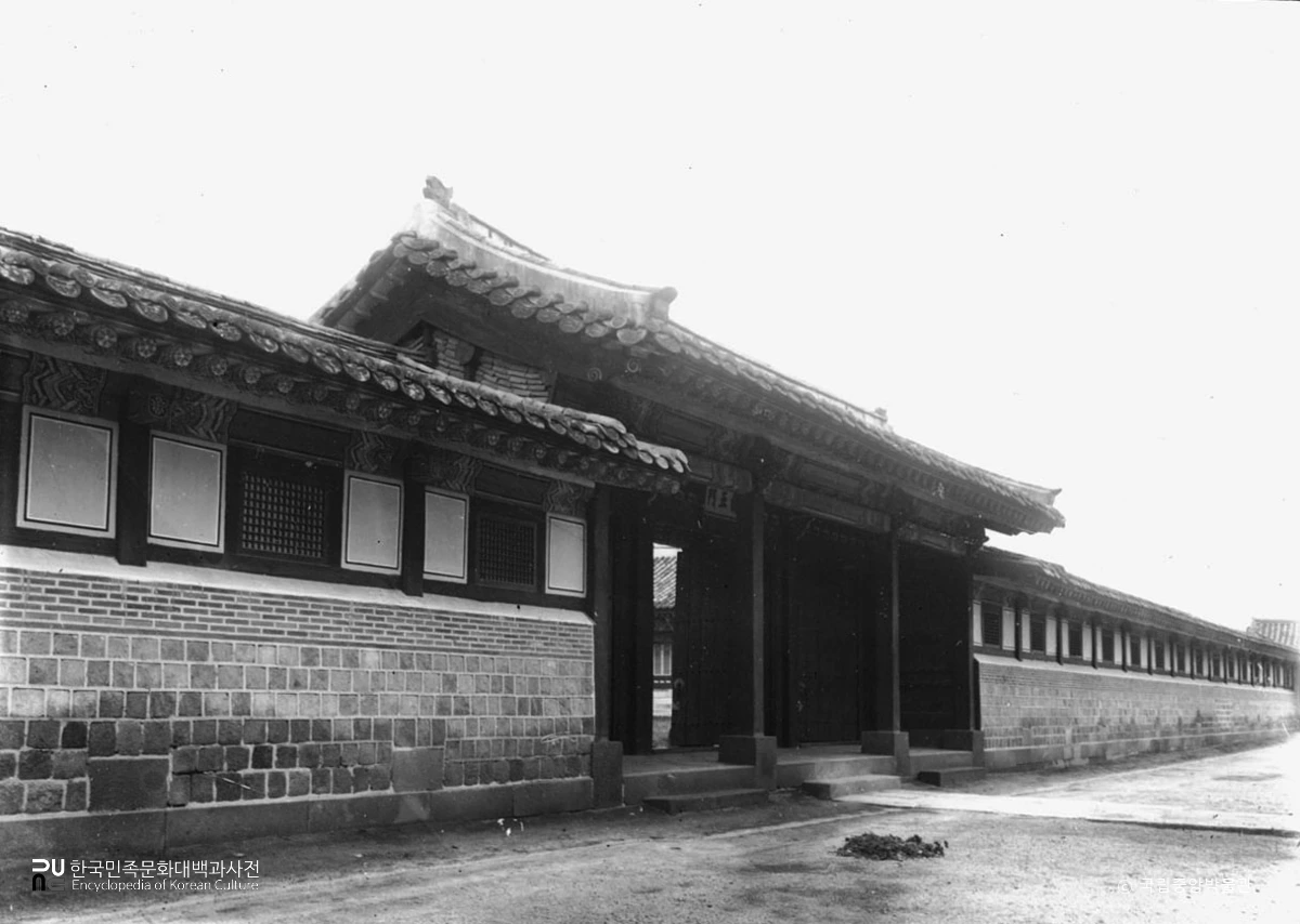 서울 경복궁 중 향오문 정측면