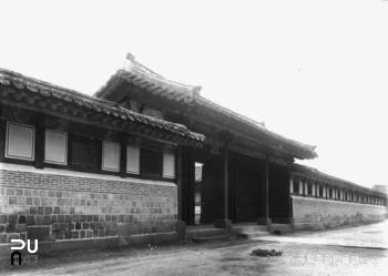 서울 경복궁 중 향오문 정측면