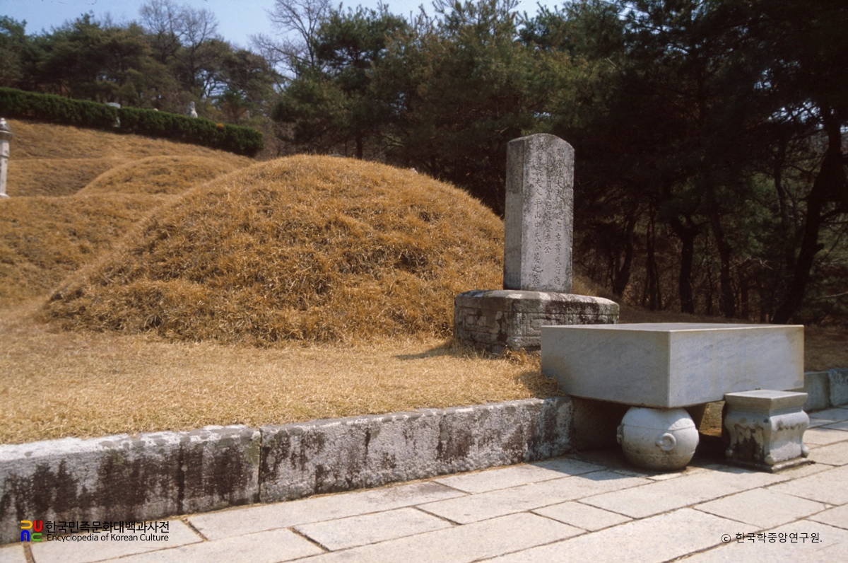 파주 신사임당 묘 정측면