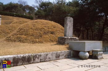 파주 신사임당 묘 정측면