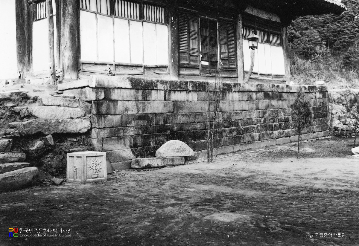 예산 수덕사 대웅전 석조기단 정측면